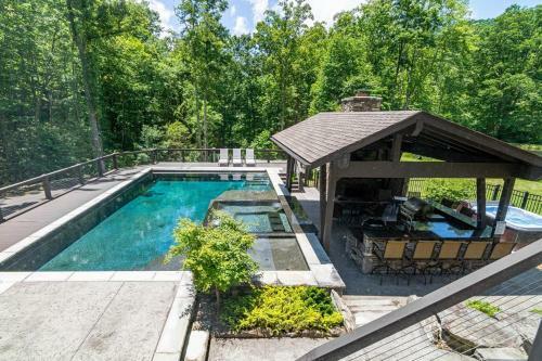 Cool Stream Lodge Cabin