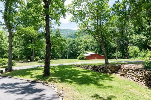 Cool Stream Lodge Cabin