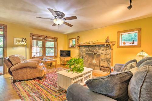 Rustic-yet-cozy Cabin With Patio, 12mi To Asheville!
