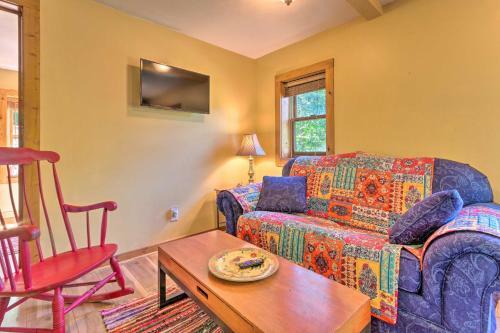 Rustic-yet-cozy Cabin With Patio, 12mi To Asheville!