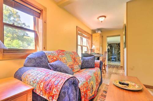 Rustic-yet-cozy Cabin With Patio, 12mi To Asheville!