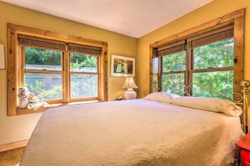 Rustic-yet-cozy Cabin With Patio, 12mi To Asheville!