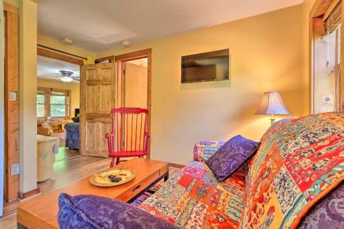 Rustic-yet-cozy Cabin With Patio, 12mi To Asheville!