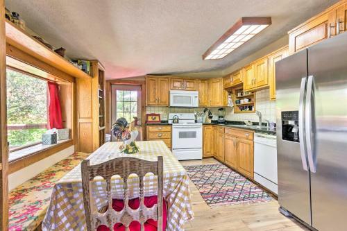 Rustic-yet-cozy Cabin With Patio, 12mi To Asheville!