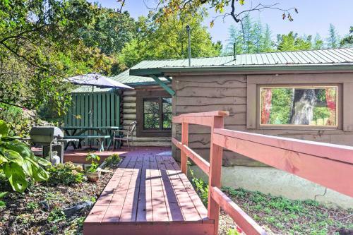 Rustic-yet-cozy Cabin With Patio, 12mi To Asheville!