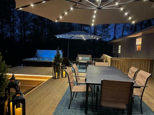 Wooded Oasis With Firepit, Lawn & Amazing Locale Home