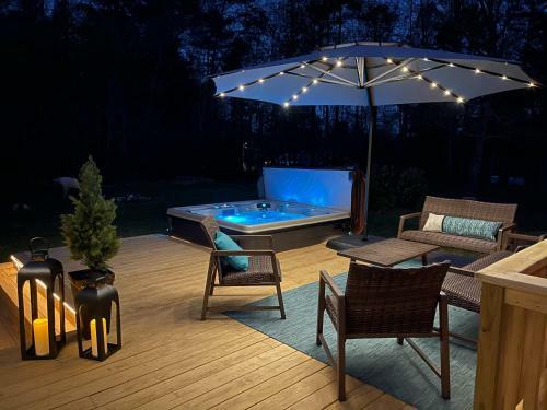 Wooded Oasis With Firepit, Lawn & Amazing Locale Home