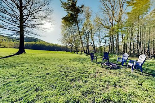 Wooded Oasis With Firepit, Lawn & Amazing Locale Home