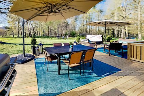 Wooded Oasis With Firepit, Lawn & Amazing Locale Home