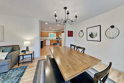 Wooded Oasis With Firepit, Lawn & Amazing Locale Home