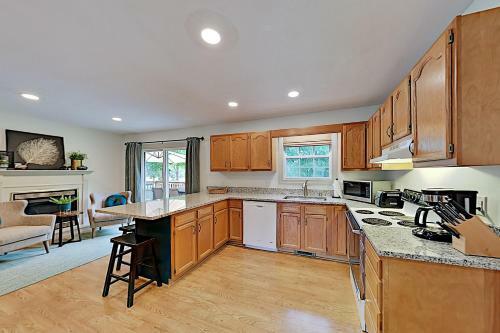 Wooded Oasis With Firepit, Lawn & Amazing Locale Home