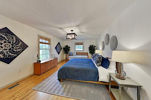 Wooded Oasis With Firepit, Lawn & Amazing Locale Home