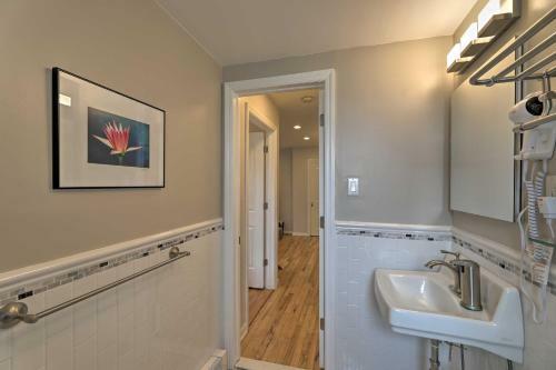 Bright And Airy Apartment With Balcony About 20 Mi To Nyc!