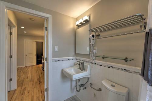 Bright And Airy Apartment With Balcony About 20 Mi To Nyc!