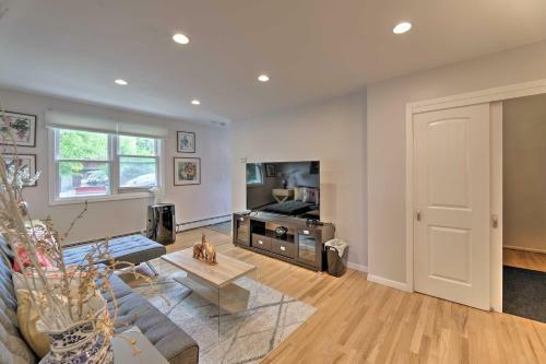 Bright And Airy Apartment With Balcony About 20 Mi To Nyc!