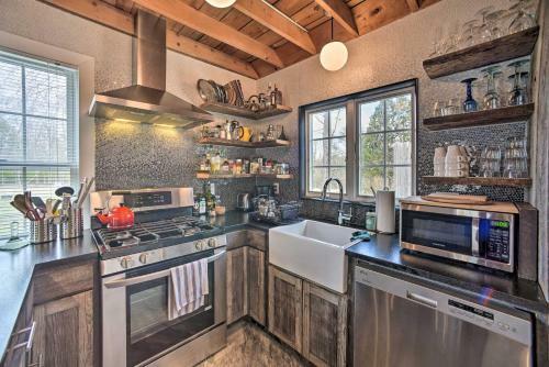 Charming Cottage With Yard - 2 Mi To Tinker St!