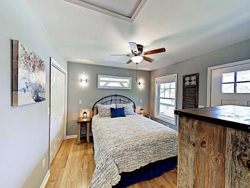 New Listing! New Cottage With Deck & Fire Pit Cabin