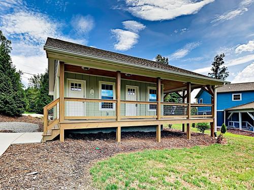 New Listing! New Cottage With Deck & Fire Pit Cabin