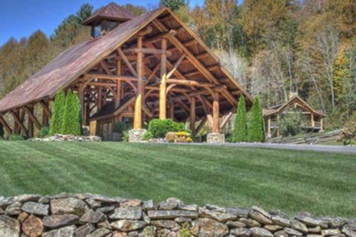 2 Br Cabin With Hot Tub, Deck, Fire Pl