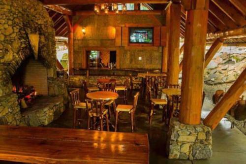 2 Br Cabin With Hot Tub, Deck, Fire Pl