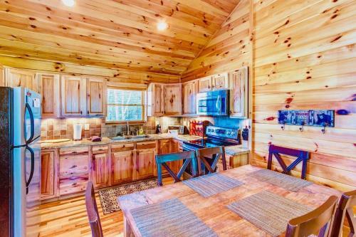 2 Br Cabin With Hot Tub, Deck, Fire Pl