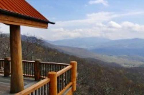 2 Br Cabin With Hot Tub, Deck, Fire Pl