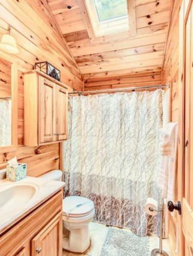 2 Br Cabin With Hot Tub, Deck, Fire Pl
