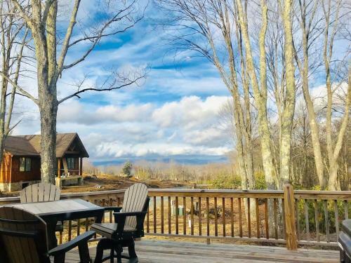 2 Br Cabin With Hot Tub, Deck, Fire Pl