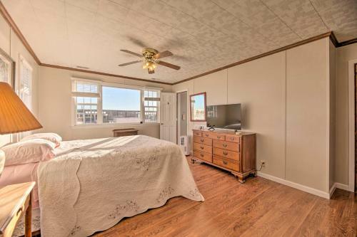 Charming Retreat With Water View, Walk To Downtown