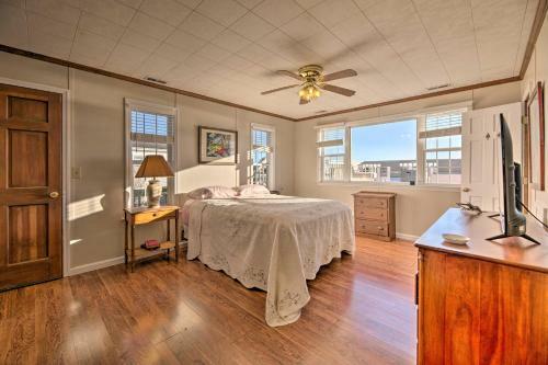 Charming Retreat With Water View, Walk To Downtown