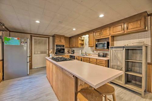Charming Retreat With Water View, Walk To Downtown