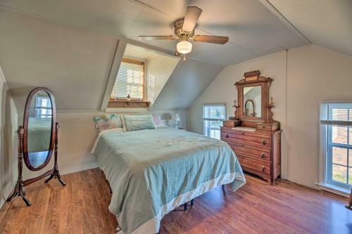 Charming Retreat With Water View, Walk To Downtown