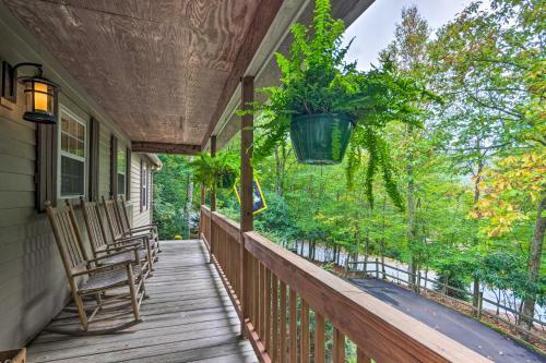 Stunning Beech Mountain Cabin With Porch And Hearth