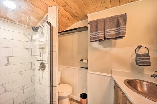 Round-on-the-bend About Beech Mtn Home With Deck!