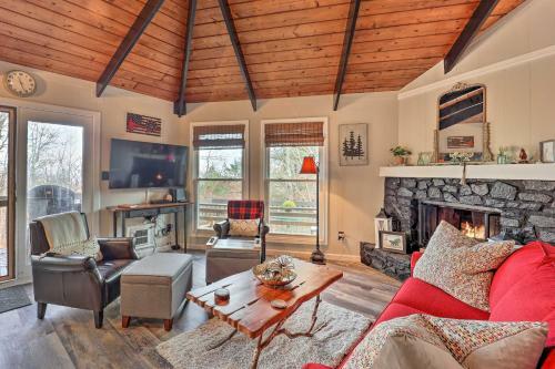 Round-on-the-bend About Beech Mtn Home With Deck!