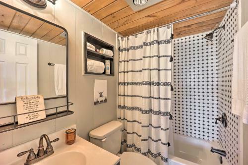 Round-on-the-bend About Beech Mtn Home With Deck!