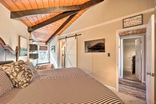 Round-on-the-bend About Beech Mtn Home With Deck!