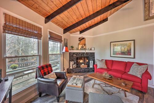 Round-on-the-bend About Beech Mtn Home With Deck!