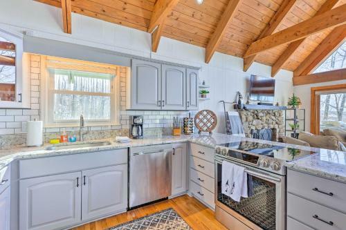 Spacious Mountain Retreat 2 Mi To Ski Slopes!