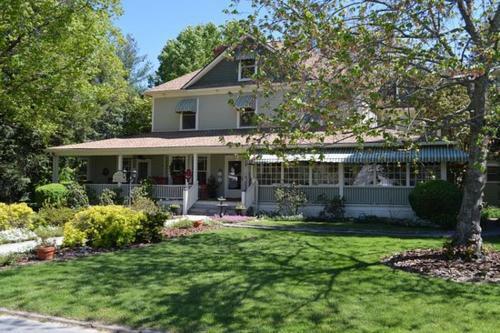 Hotel Red Rocker Inn