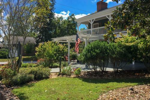 Historic Brevard Home With Deck, Walk Downtown!