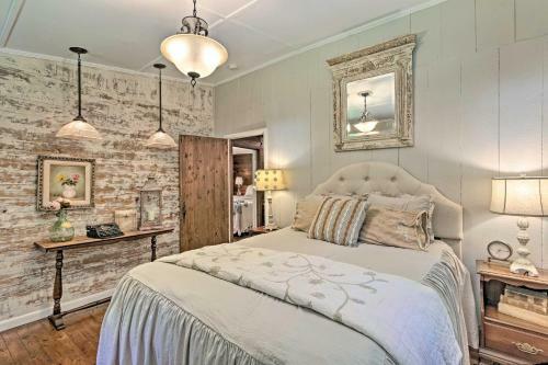Cozy 2-acre Historic Black Mountain Cabin With View!