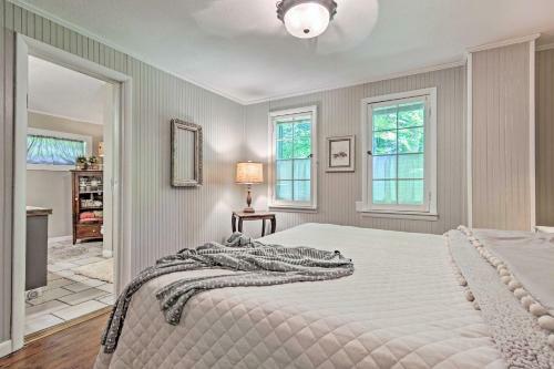 Cozy 2-acre Historic Black Mountain Cabin With View!