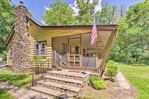 Cozy 2-acre Historic Black Mountain Cabin With View!
