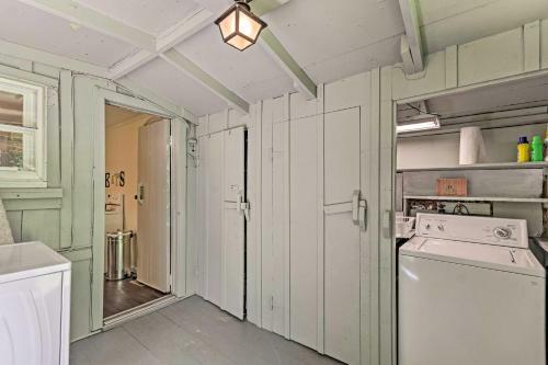 Cozy 2-acre Historic Black Mountain Cabin With View!