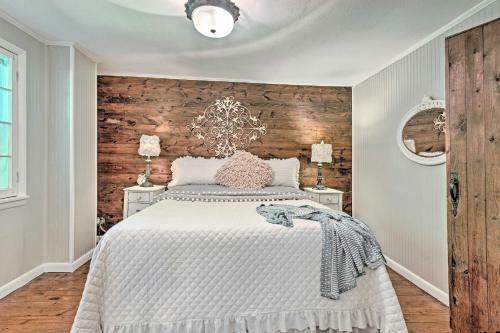 Cozy 2-acre Historic Black Mountain Cabin With View!