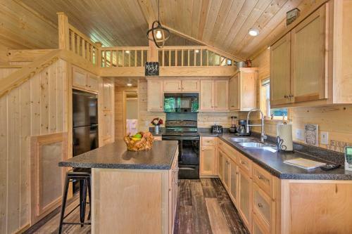 Brevard Cabin Tiny Living Near Big Adventure