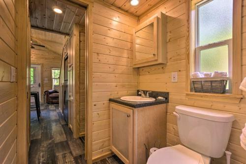 Brevard Cabin Tiny Living Near Big Adventure