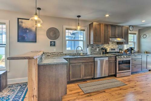 Downtown Brevard Retreat With Fire Pit And Deck!