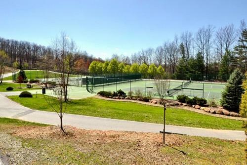 Spacious Lakefront Home - Pool, Tennis & Golf Home